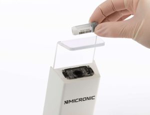The Micronic tube reader DT500 being used to scan the 1D barcode on a Micronic hybrid tube